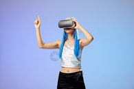 元宇宙科技女性使用vr虚拟点击图片