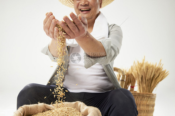 丰收农民展示稻谷图片