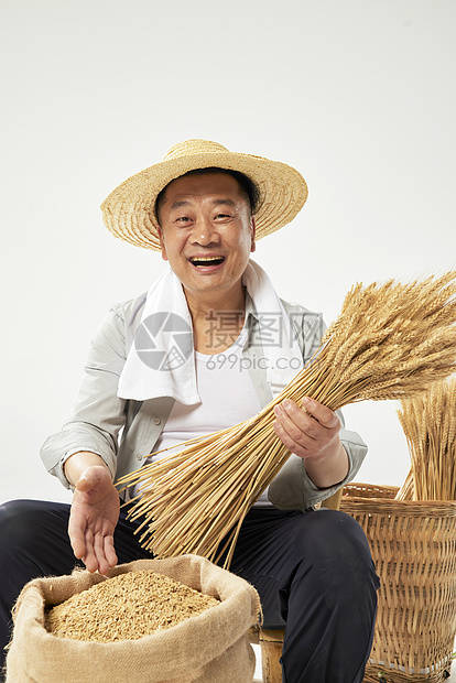 丰收农民展示稻谷形象图片