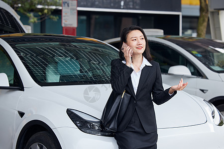 科技汽车线条靠在新能源汽车旁打电话的商务女性背景