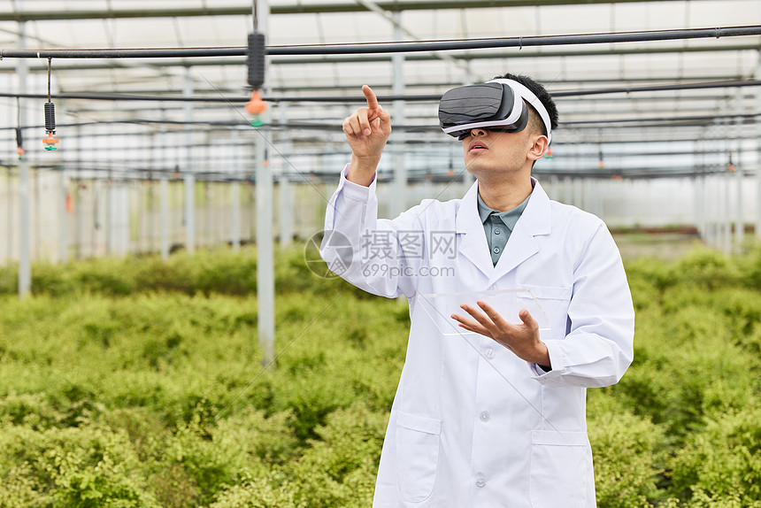 虚拟vr操作的农业科研人员图片
