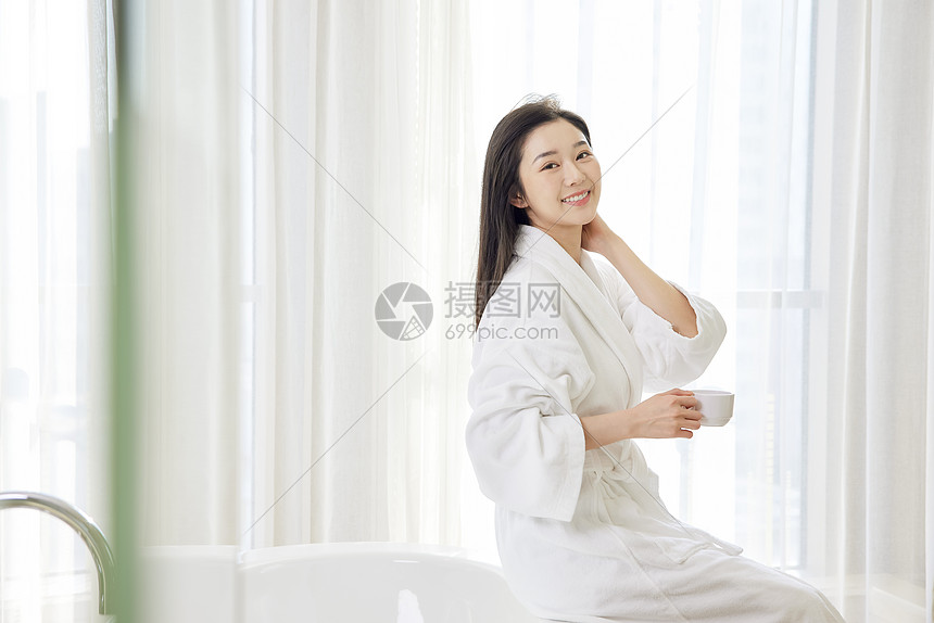 酒店度假泡澡的美女享受咖啡图片