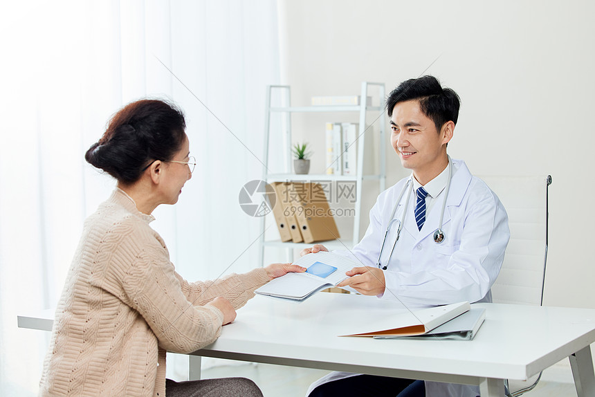 医生给老年患者看病就诊高清图片下载-正版图片507706050-摄图网