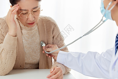 患者与医生医生给中年女性听诊特写背景