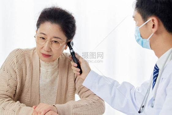 中老年患者看病检测耳温图片