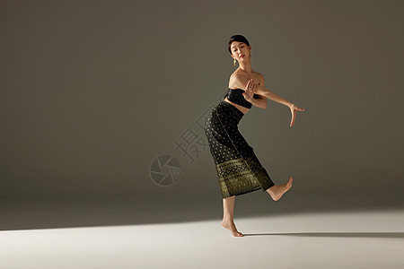 少数民族傣族女性舞蹈动作图片