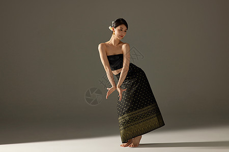 少数民族傣族女性舞蹈背景图片