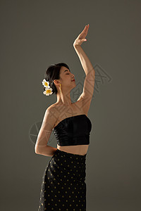 少数民族傣族女性舞蹈动作展示背景图片