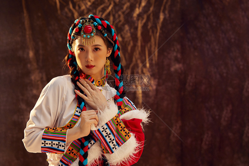穿着藏族服饰的女性图片