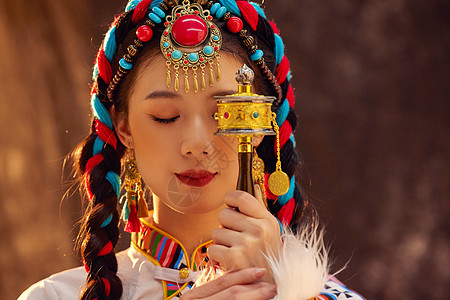 表演服装闭上眼睛的藏族少女背景