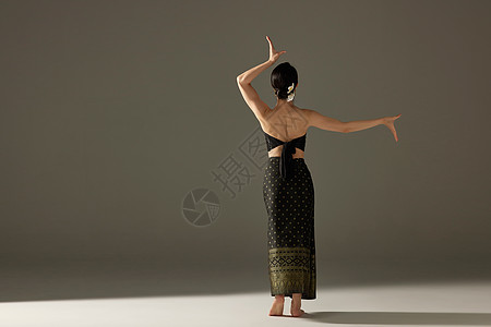 少数民族傣族女性舞蹈背影背景图片