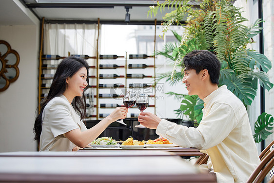 甜蜜情侣午餐喝酒干杯图片