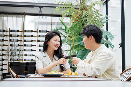 女人和红酒甜蜜情侣餐厅吃午餐喝红酒背景