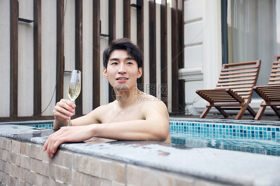 青年男性温泉酒店泡汤喝香槟图片