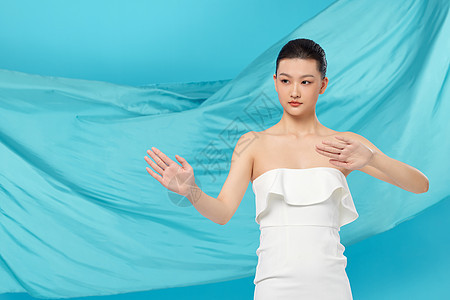 白色礼服女性操作虚拟屏幕图片