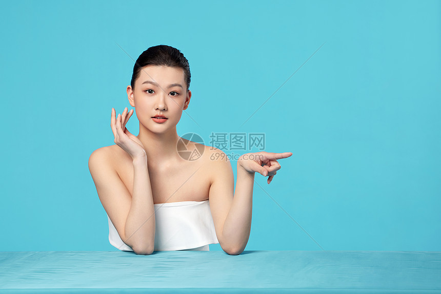 美容护肤美女展示手指旁边图片