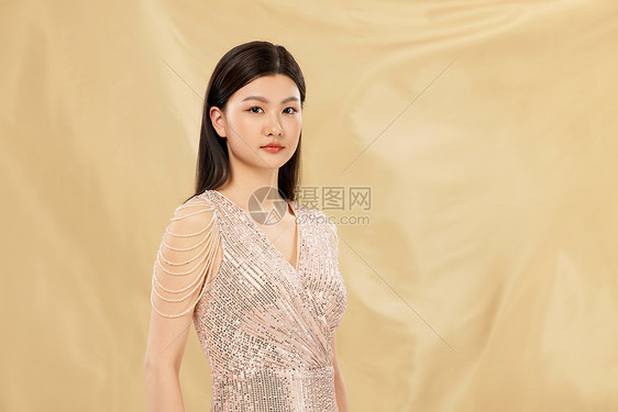 金色闪亮礼服女性图片