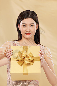 金色闪亮礼服美女展示礼盒高清图片