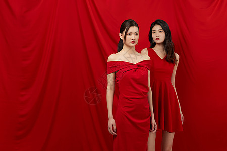 成熟双人女性穿着红色礼服图片