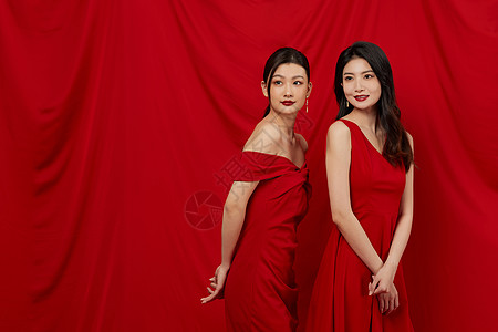 穿红色礼服的双人女性图片