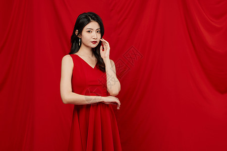 红色礼服性感美女形象图片