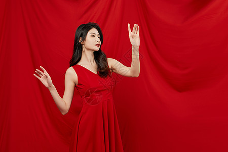 底图布料红色礼服的女性操作虚拟屏幕背景