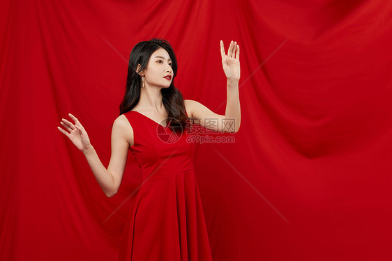 红色礼服的女性操作虚拟屏幕图片