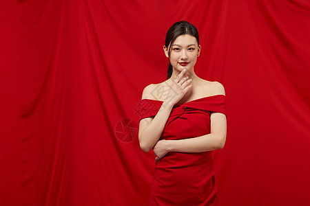 红色背景礼服的美女图片