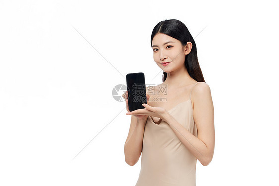 年轻女性展示手机屏幕图片
