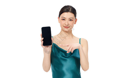 年轻女性展示手机屏幕背景图片