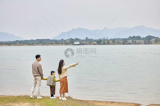 一家三口湖边散步背影图片