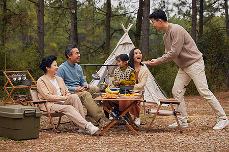 房车自驾游家庭露营烧烤分享美食背景