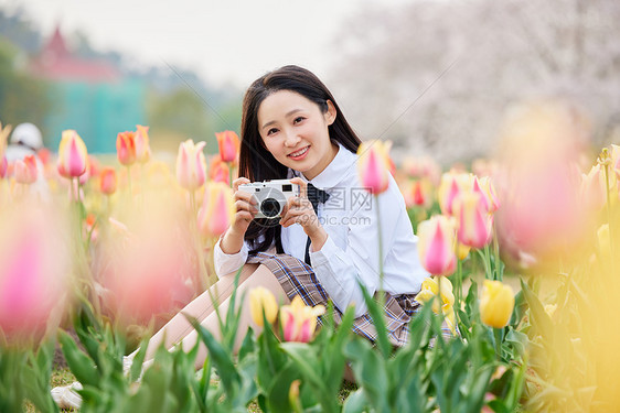 制服文艺少女欣赏郁金香图片