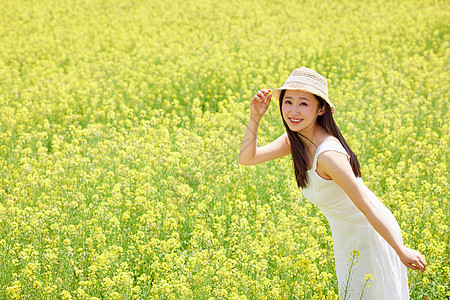 春日唯美站在油菜花田里的美女图片