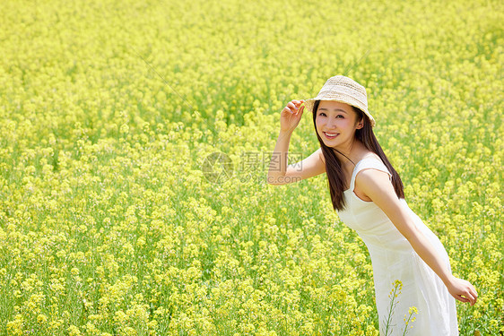 春日唯美站在油菜花田里的美女图片