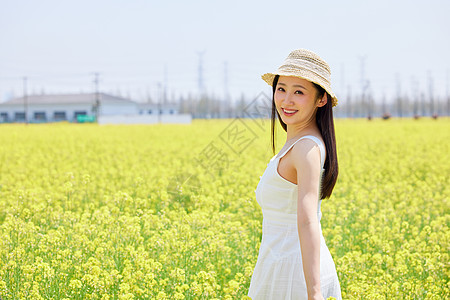 春日唯美站在油菜花田里的美女高清图片