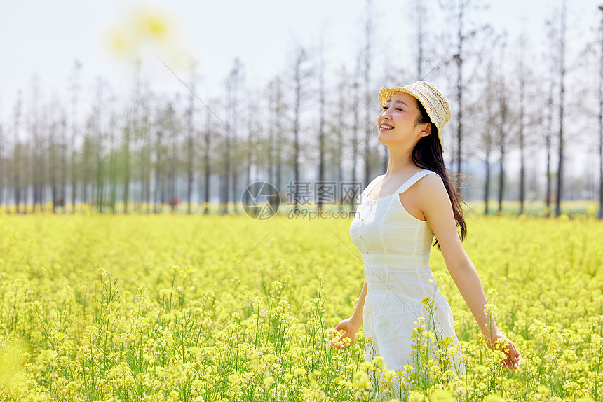 户外赏花的年轻女性图片