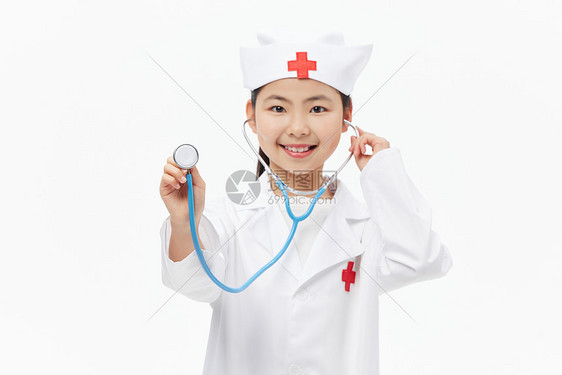 使用听诊器的小小女医生图片