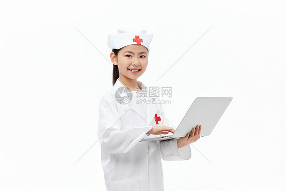 小小女医生使用笔记本电脑图片