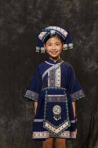 文艺小女孩身着少数民族壮族服装图片