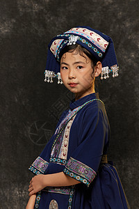 文艺小女孩身着少数民族壮族服装背景图片