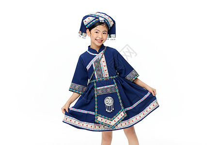 少数民族壮族小女孩展示裙子背景图片