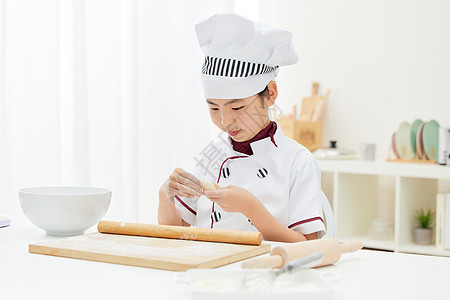 小小厨师居家包饺子图片