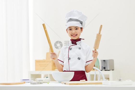 居家烹饪的小厨师手拿擀面杖图片