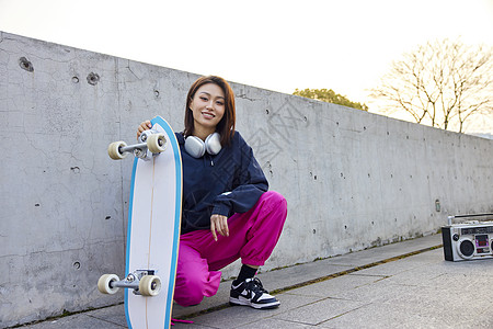 女生在家的背影年轻活力的滑板女生背景