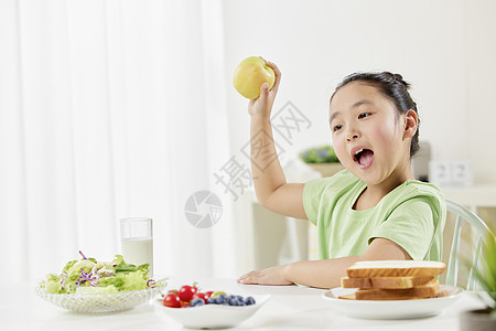 小女孩吃健康早餐图片