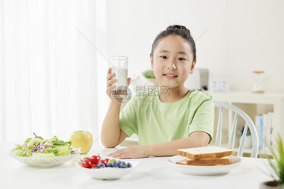 小女孩端着牛奶杯图片