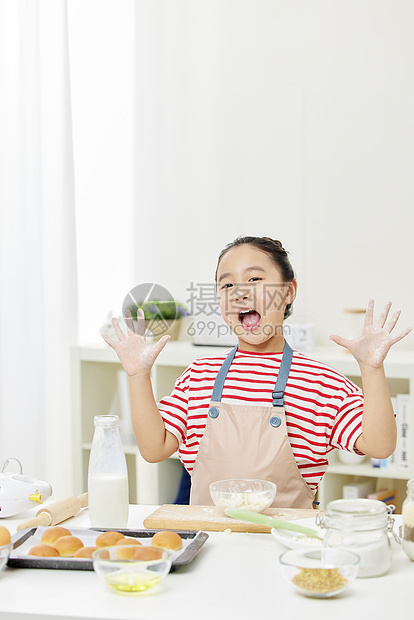 小女孩厨房制作面包图片