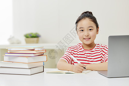 认真学习的女孩小女孩认真学习背景