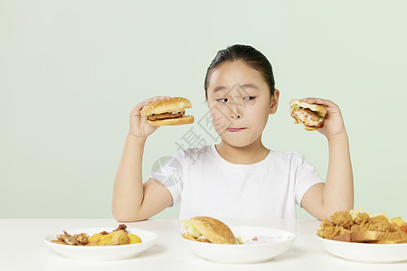 小女孩吃高热量食物图片